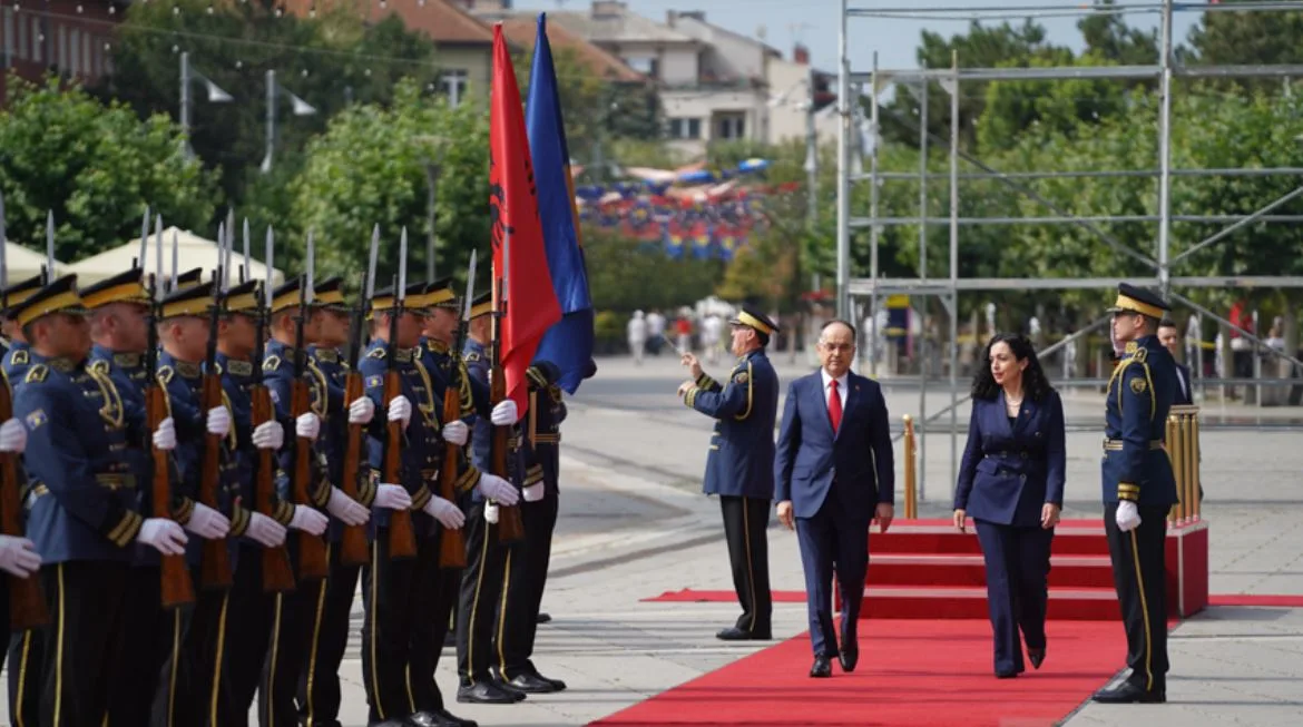 Presidenti Begaj pritet me ceremoni shtetërore nga presidentja Osmani