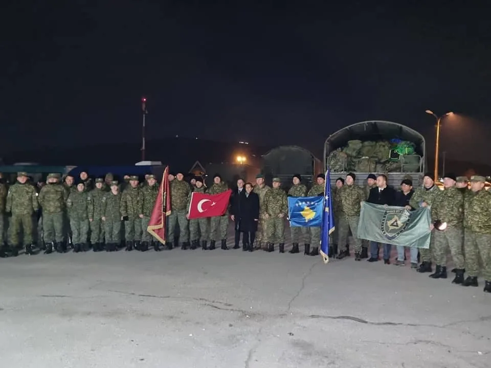 Ambasadori amerikan Hovenier vlerëson FSK-në që i doli në ndihmë Turqisë