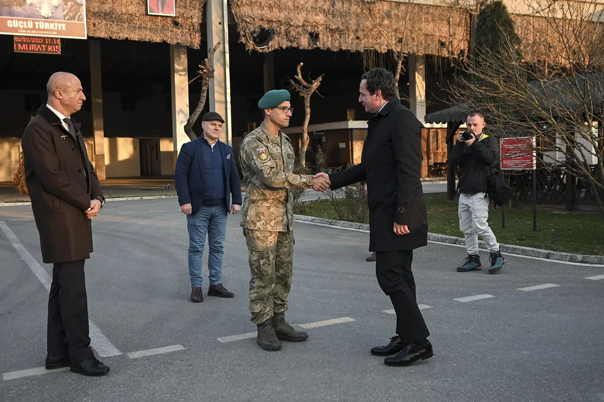 Kurti dhe Mehaj vizitojnë KFOR-in turk në Prizren, shprehën ngushëllimet për viktimat e tërmetit në Turqi