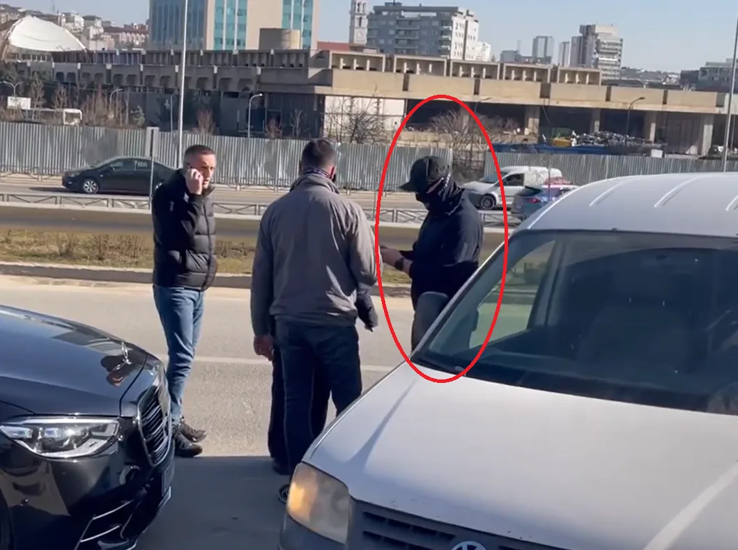 Dalin pamje nga bastisja e banesës së ish-këshilltarit të Thaçit, të pranishëm policët me maska të Speciales