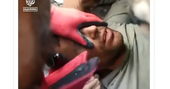 47-vjeçari s’ndalon së kënduari Kur’an pasi nxirret nga gërmadhat pas katër ditësh (VIDEO)