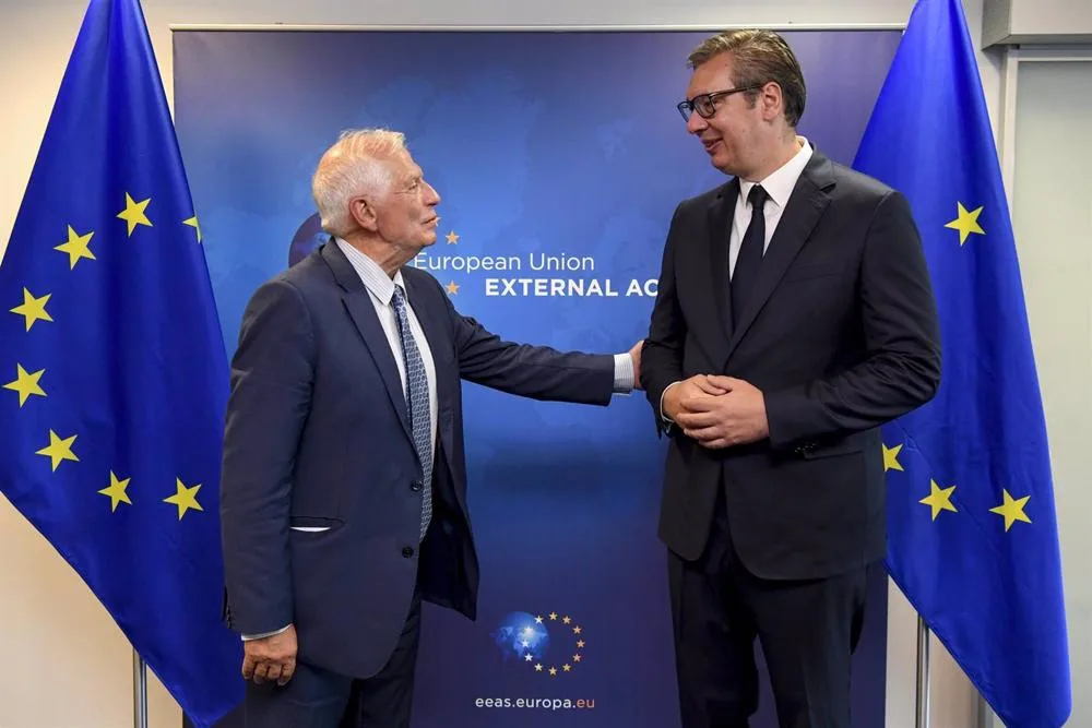 Edhe Vuçiq arrin për takim me Borrellin e Lajçakun, përfundon ai i Kurtit