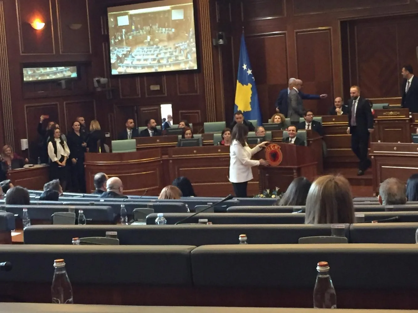 Deputetja Ganimete Musliu vendos emblemën e UÇK-së në foltore