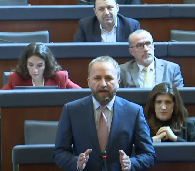 Tahiri-Kurtit: Je në koordinim me Vuçiqin