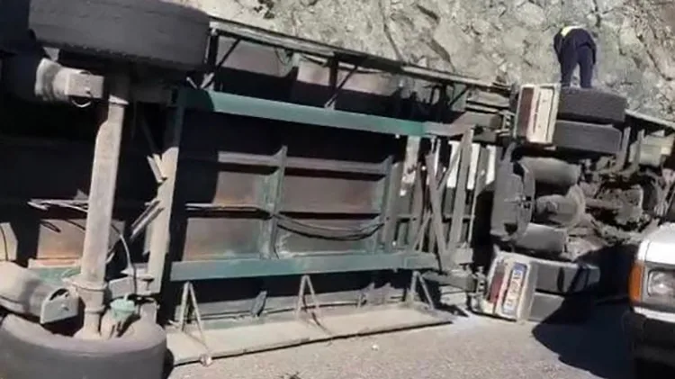 Përmbyset kamioni në Rrugën e Kombit, dyshohet për të vdekur