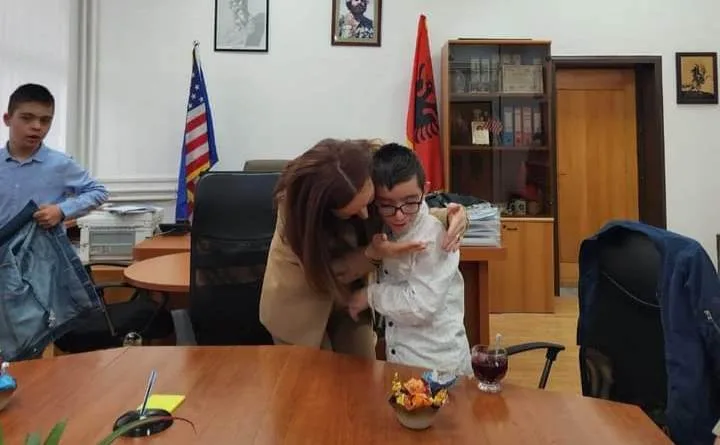 Në “Ditën Botërore të Sindromës Down”, drejtoresha e arsimit në Prizren takon dy nxënës me sindrom Down