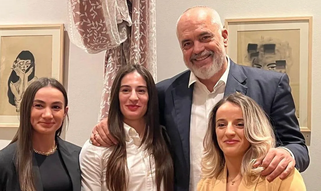 Rama pozon me tri vajzat e arta të Kosovës