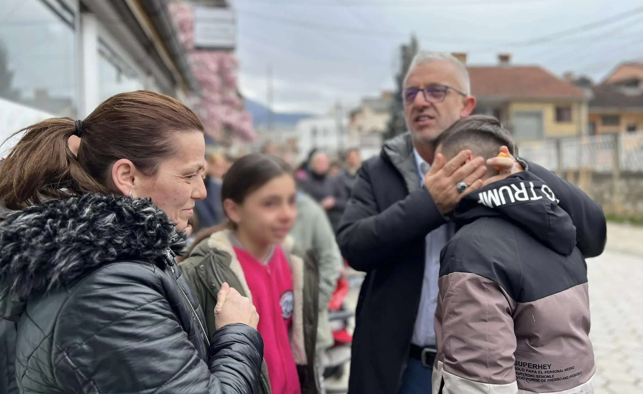 Halil Kastrati befason nënën me dy femijë jetim në Prizren, ia bënë surprizë shtepinë e re
