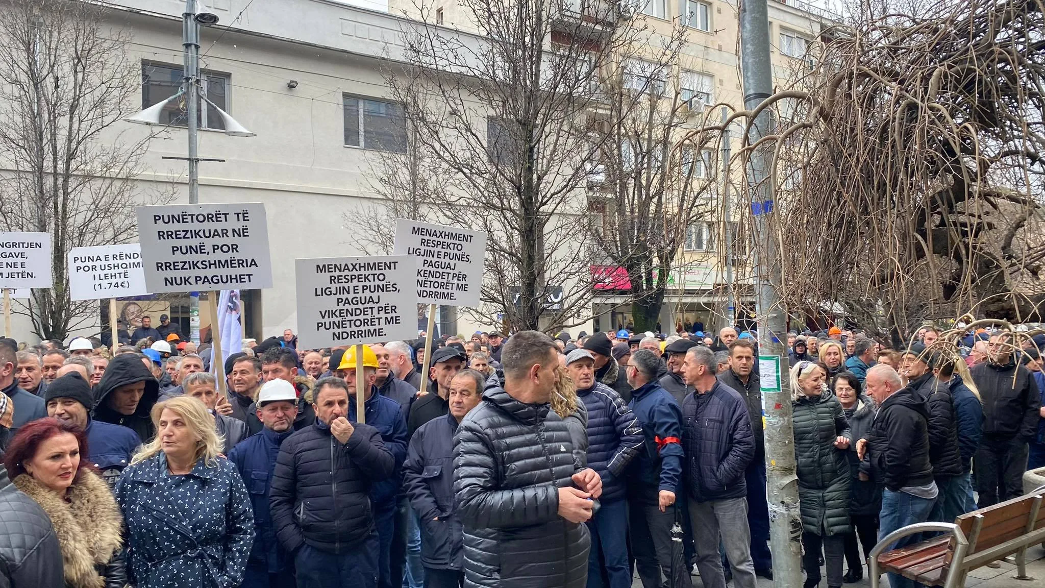 Fillon protesta e punëtorëve të KEK-ut për rritjen e rrogave
