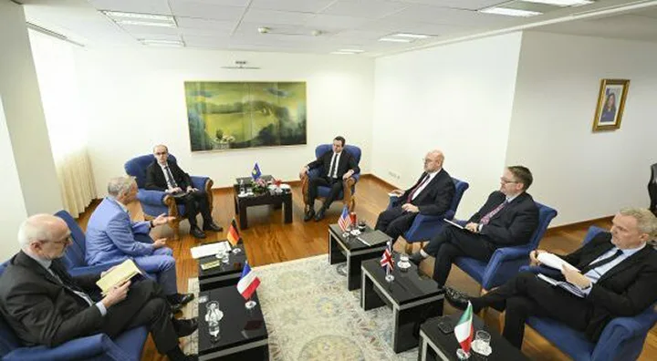 Kryeministrit Kurtit i shkojnë ambasadorët në Qeveri
