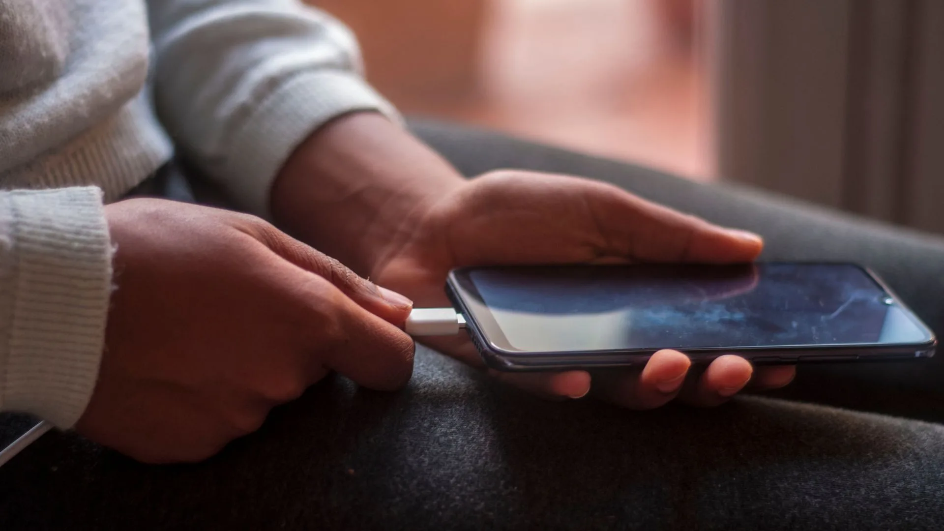 Del në treg telefoni që mbushet për 9 minuta