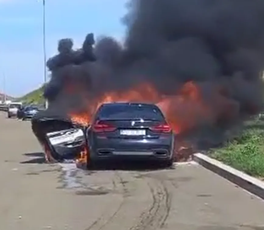 Digjet vetura e tipit BMW në autostradën “Ibrahim Rugova”