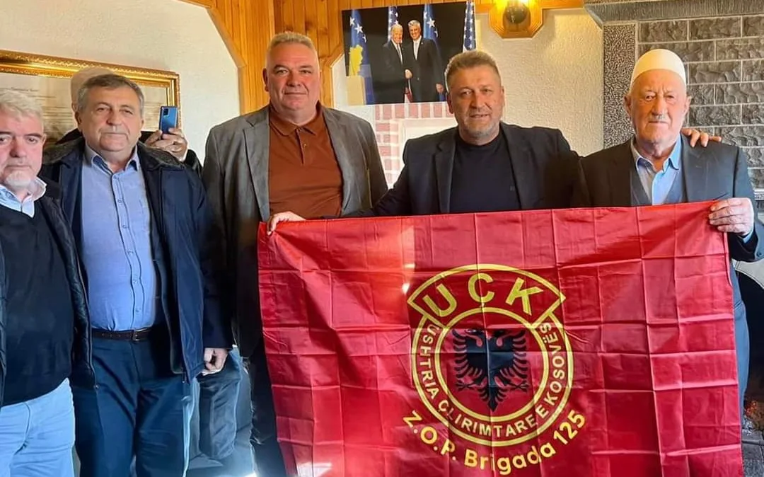 Zafir Berisha me bashkëluftëtarë sot vizitoi familjen e Hashim Thaçit