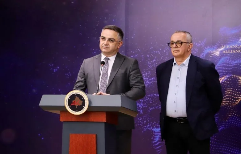 AAK-ja paralajmëron se do ta dërgojë në Kushtetuese Projektligjin për Zyrtarët Publikë