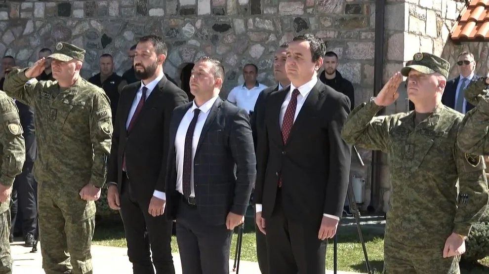 Kurti me kabinet bën homazhe te “Dëshmorët e Kombit” në Gllogjan