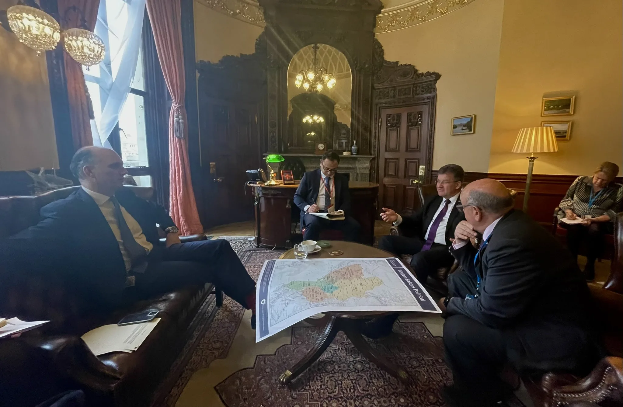 Lajçak njofton britanikët për zhvillimet në procesin e dialogut Kosovë – Serbi