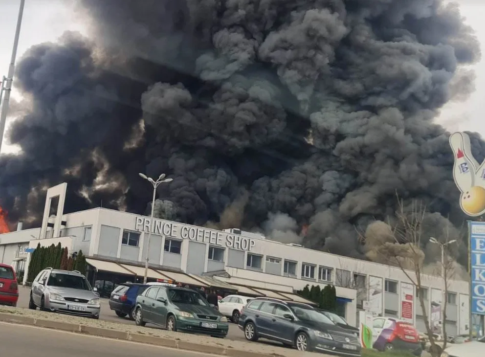 Digjet një qendër tregtare në Pejë