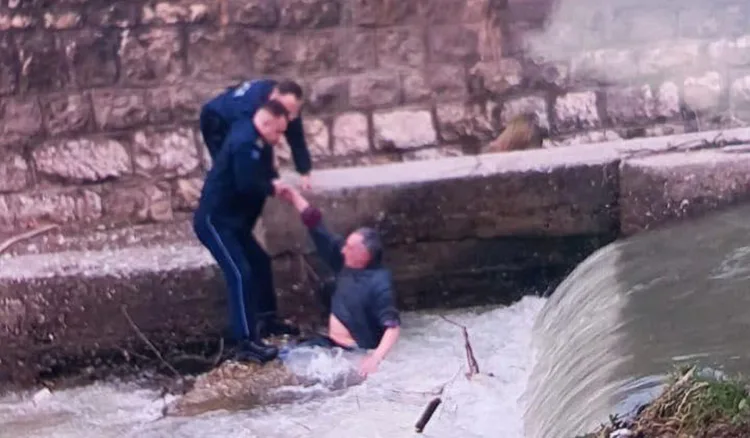 Dy policë në Prizren shpëtojnë të moshuarin i cili kishte rënë në lum