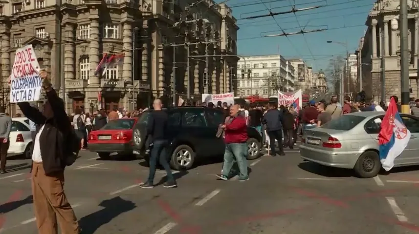 ‘’Jep dorëheqje, jo kapitullimit’’: Serbët protestojnë kundër Vuçiqit në Beograd