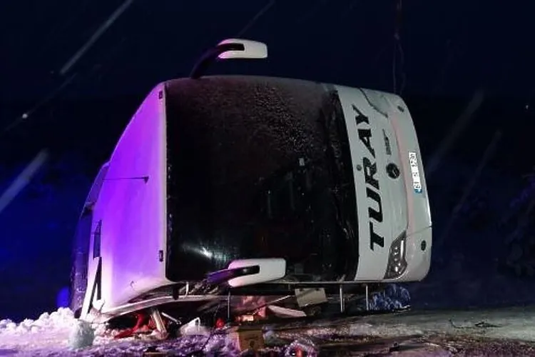 Dy të vdekur nga përmbysja e autobusit në Turqi