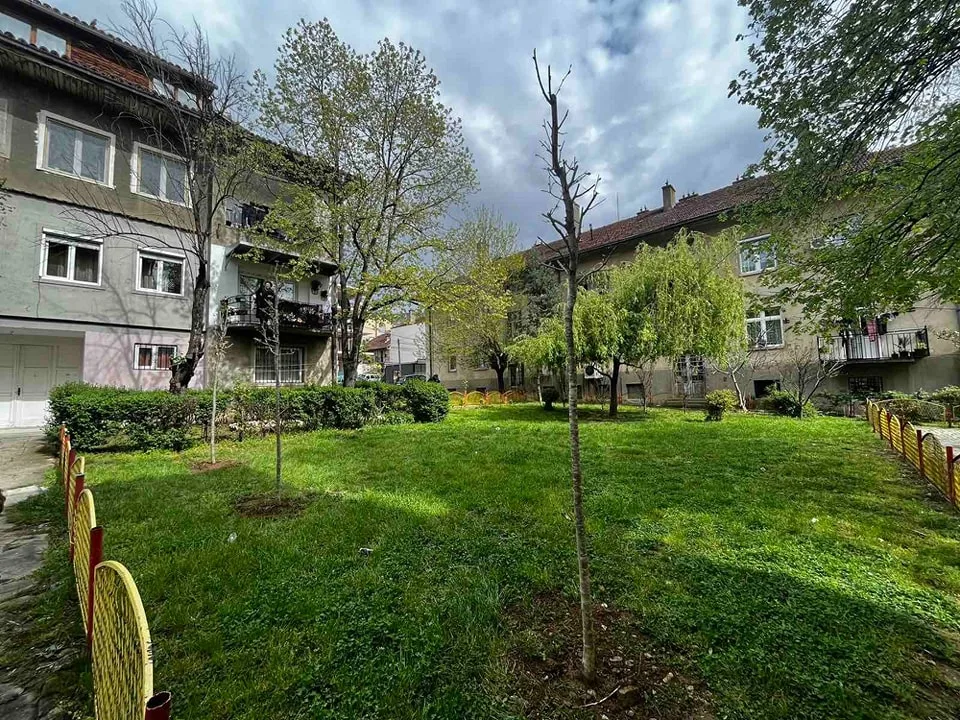 Mbjellen disa fidane në lagjen Bazhdarhane nga Ec Ma Ndryshe