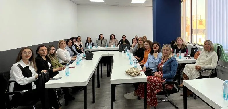 Mbahet trajnim për mësimdhënëset e shkollave të mesme të Prizrenit me temën “Të drejtat e grave dhe integrimi gjinor”