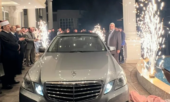 Hoxhës, Mazllam Mazllami nga Prizreni, i bëhet dhuratë një veturë me rastin e pensionimit (Video)
