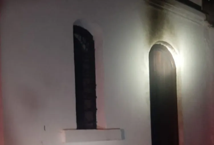 Dera e kishës ortodokse në Prizren u tentua të digjej me benzinë