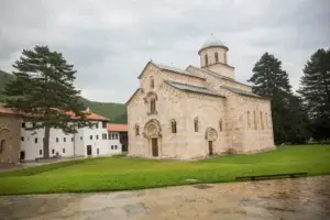 KFOR: Nis integrimi gradual i Policisë së Kosovës në sigurinë e Manastirit të Deçanit