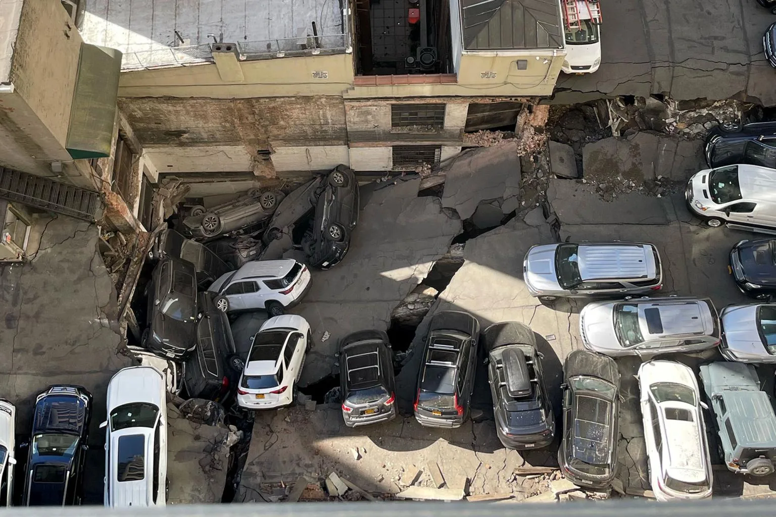 Ndodh edhe kjo: Shembet parkingu 4 katësh në qendër të Nju Jork, të paktën një i vdekur