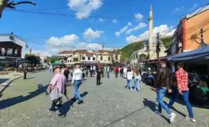 Të dielën mot me diell e vranësira, pasdite priten reshje shiu dhe rrufe