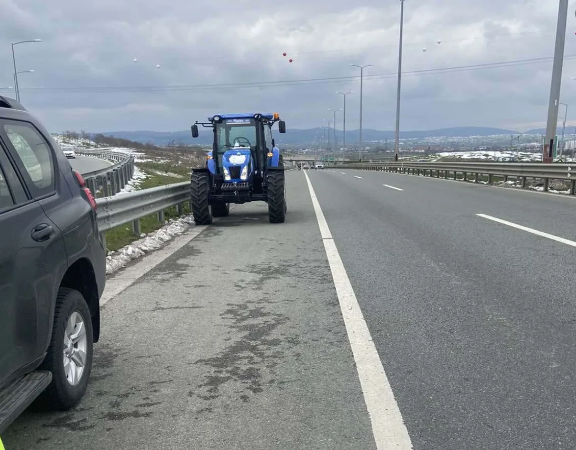 Me traktor nëpër autostradë, Policia i shqipton gjobën prej 60 eurove
