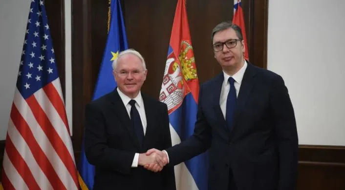 Ambasadori amerikan në Serbi vlerëson qeverinë e Vuçiqit
