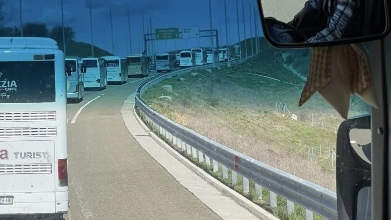 Kolona të autobusëve nga Prizreni drejt Prishtinës, qytetarët në përkrahje të ish-krerëve të UÇK-së