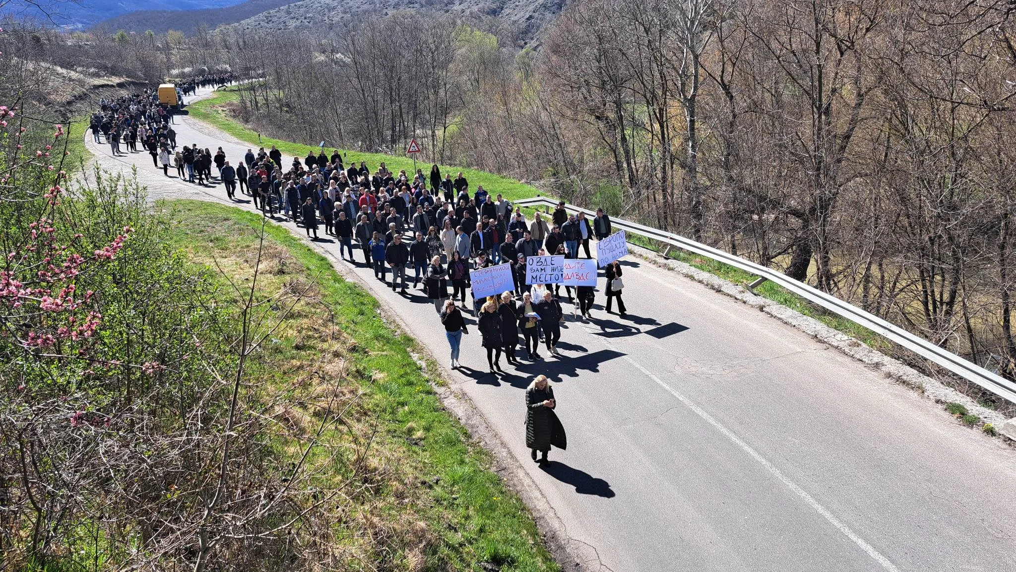 Qytetarët nga Malisheva e Klina protestojnë para Qeverisë kundër devijimit të autostradës