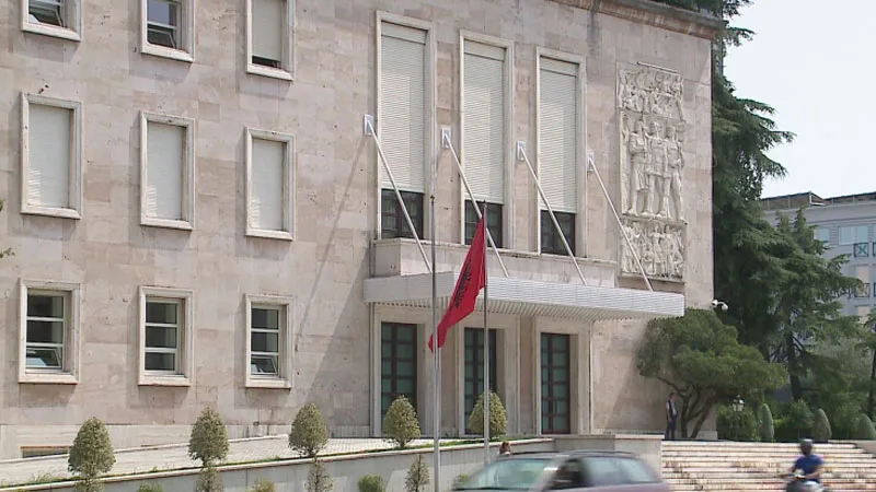 Qeveria e Shqipërisë miraton rritjen e pagave