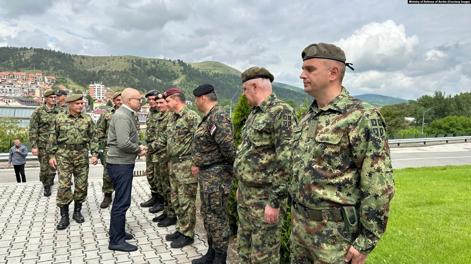 Ministri i Mbrojtjes i Serbisë arrin në garnizonin e Rashkës