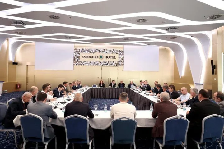 Memli Krasniqi dhe kryetarët e degëve të PDK-së fajësojnë Qeverinë Kurti për ikjen e qytetarëve