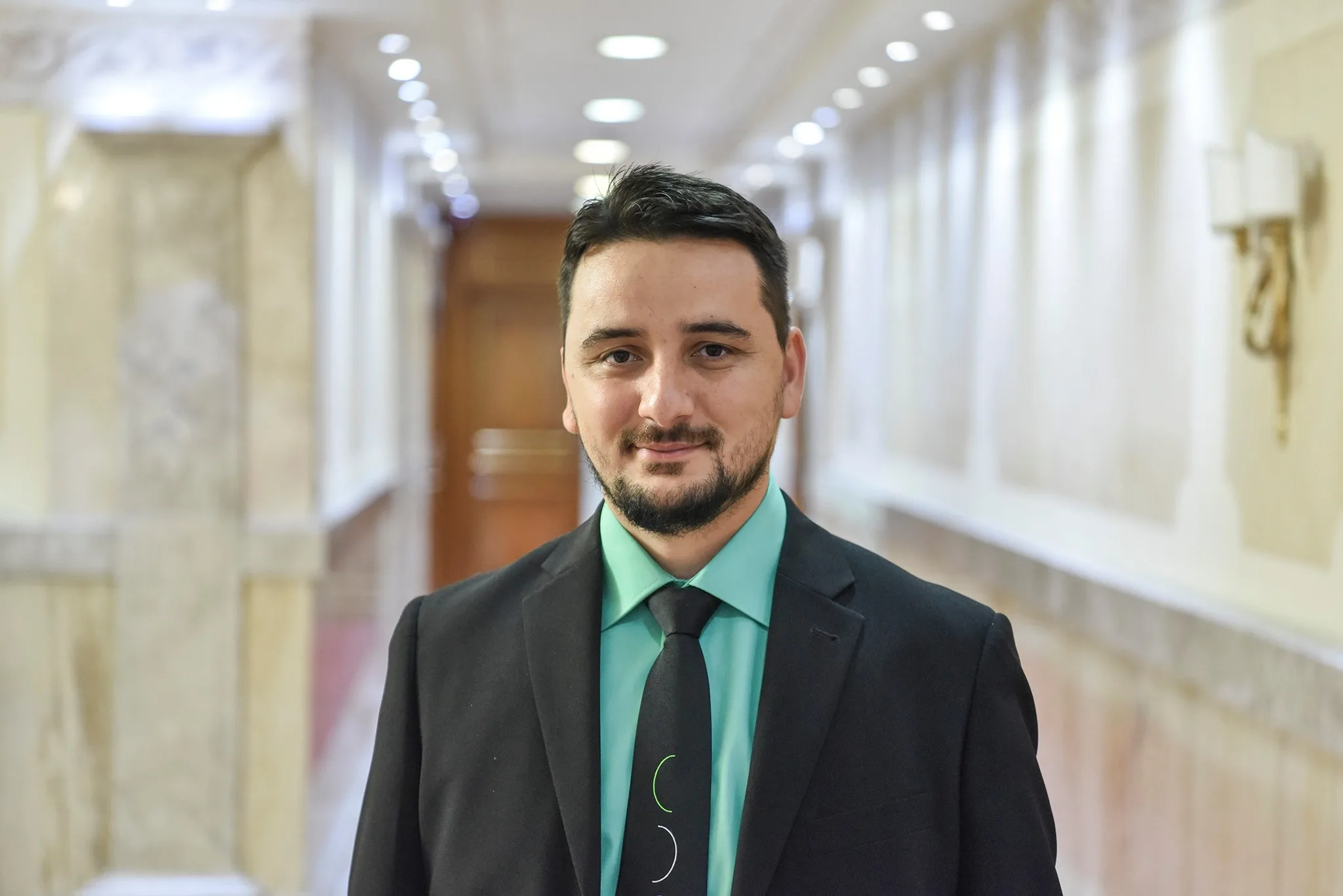 Konjufca e shkarkon këshilltarin Drilon Gashi