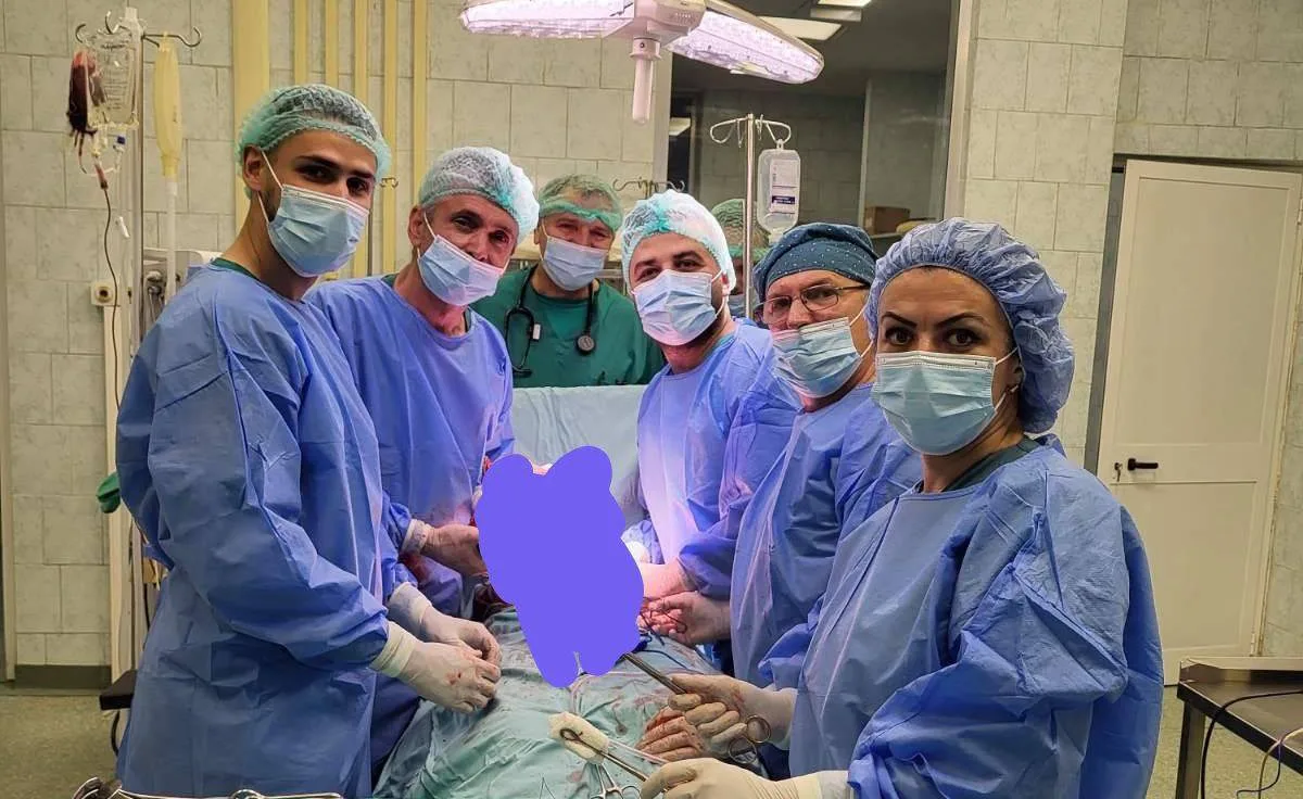 Operacion i rrallë në Spitalin e Pejës, pacientit i hiqet afër 3 kilogramë masë tumorale