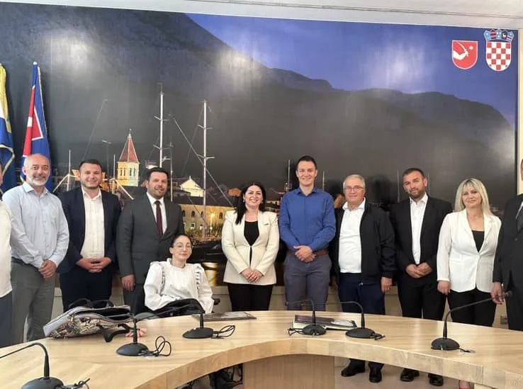 Kryesuesja e Kuvendit të Prizrenit bashkë me disa kuvendar pjesë e një takimi në Makarska të Kroacisë