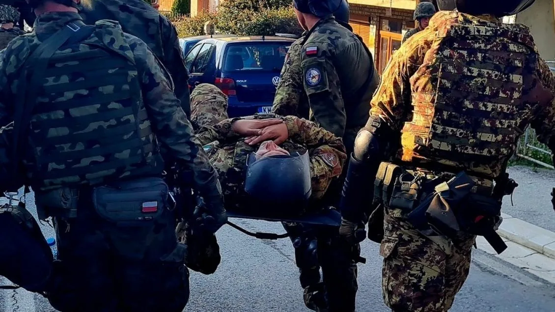 Tre ushtarë të KFOR-it të plagosur me armë zjarri