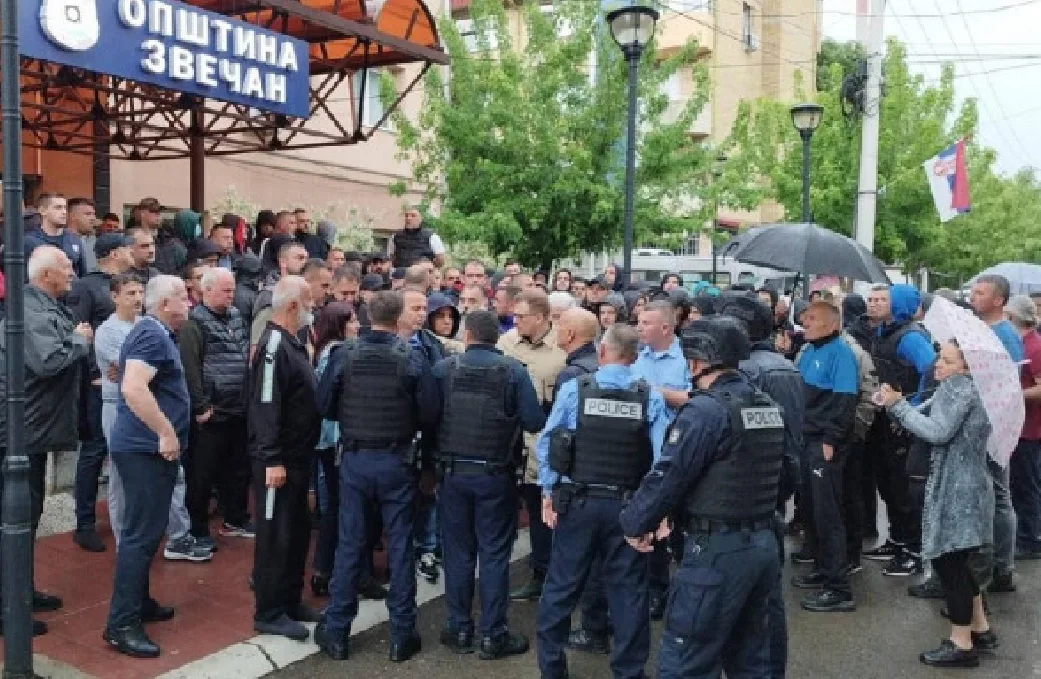Pamje: Policëve të Kosovë u dalin përpara serbët në hyrje të objekteve të komunave në veri