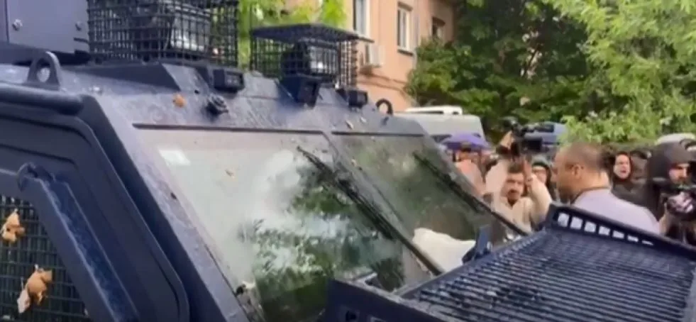 Protestuesit në Zveçan hedhin gurë drejt KFOR-it