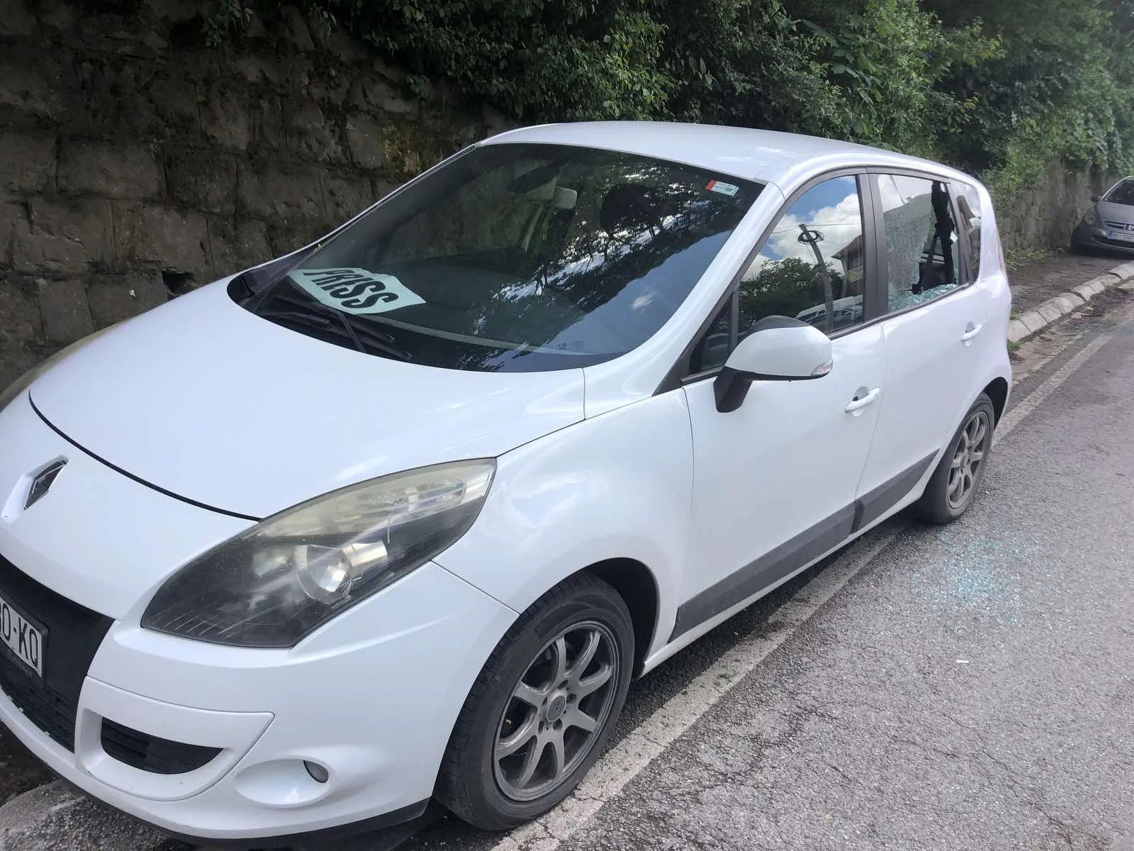 Sulmohet vetura e Kallxo në Zveçan, i 17-ti sulm ndaj mediave që nga e hëna