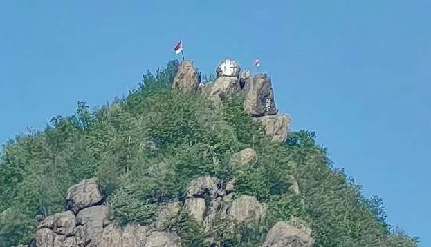 Arrestohet një person, dyshohet se e hoqi flamurin e Serbisë nga maja e Zveçanit