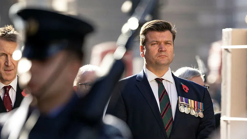 Ministri britanik viziton Kosovën, takohet me Osmanin dhe Kurtin