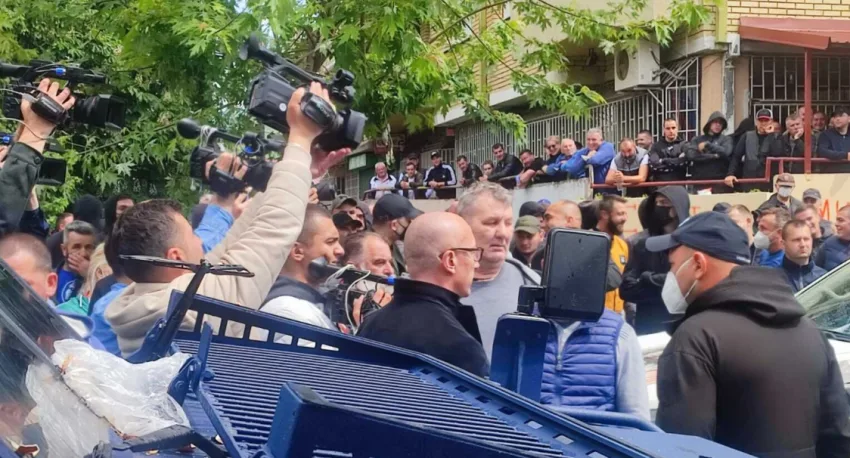 Rakiq goditet me shishe