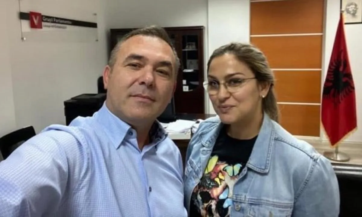 Gruaja e Rexhep Selimit thotë se burri i saj nuk e shkarkoi avokatin, tregon çka ndodhi