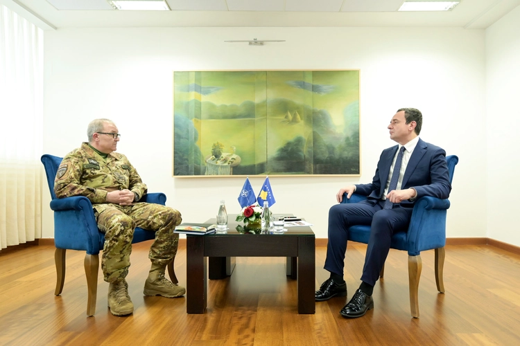 Kurti – komandantit të KFOR-it: Objektet e komunës janë pronë e Republikës